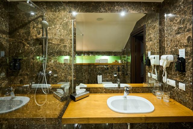 Тримісний економ (корпус Burshtyn)