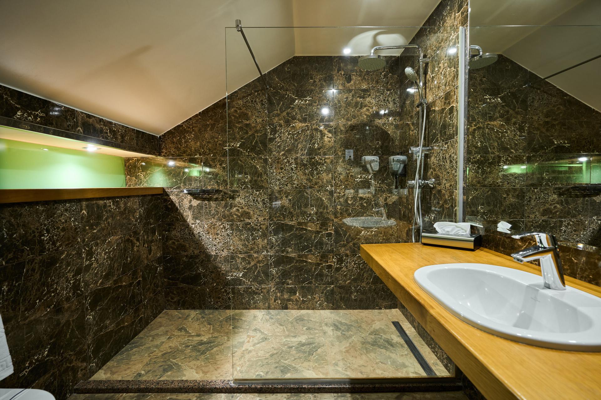 Тримісний економ (корпус Burshtyn)