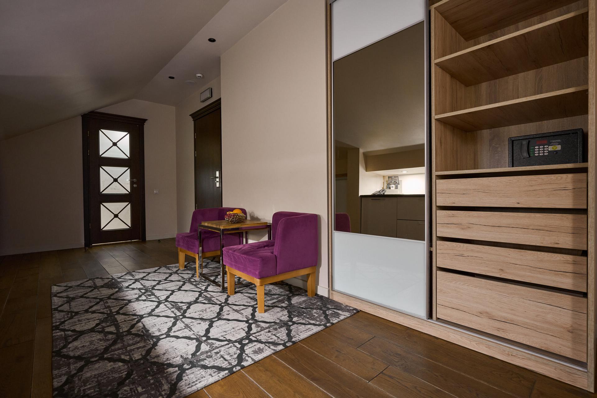 Тримісний економ (корпус Burshtyn)