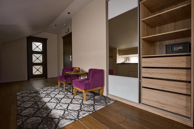 Тримісний економ (корпус Burshtyn)