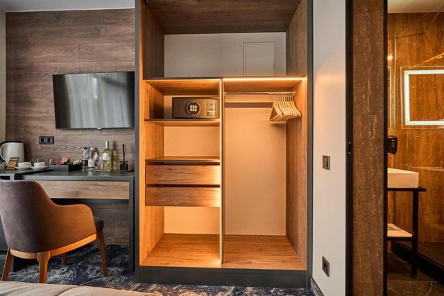 Двомісний економ